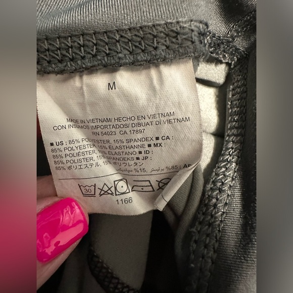 Old Navy Active Capri Leggings Bundle of 2 Size Medium - Picture 9 of 9